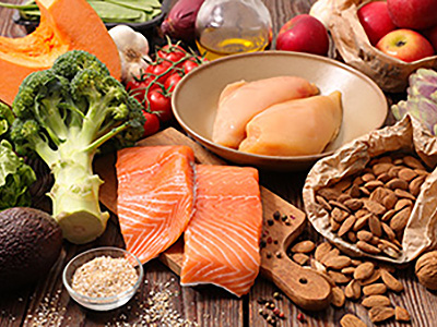 Verschiedene gesunde Lebensmitell auf einem Tisch