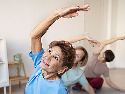 Hände die ein Koloskopiegerät halten